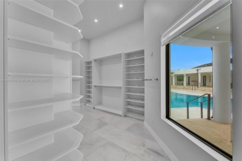 House in Miami, Florida 8 bedrooms, 619.19 sq.m. № 1944840 - photo 21