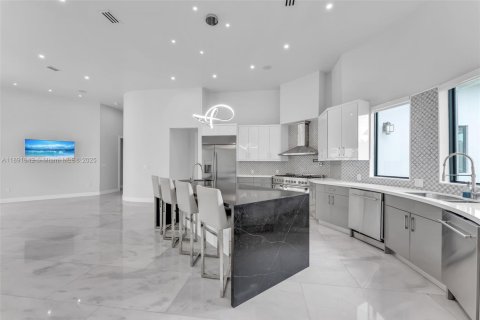 House in Miami, Florida 8 bedrooms, 619.19 sq.m. № 1944840 - photo 27