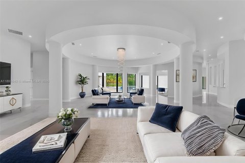 House in Miami, Florida 8 bedrooms, 619.19 sq.m. № 1944840 - photo 9