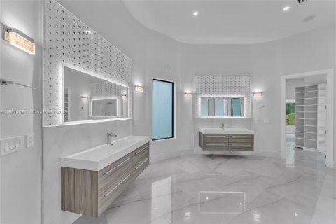 House in Miami, Florida 8 bedrooms, 619.19 sq.m. № 1944840 - photo 19