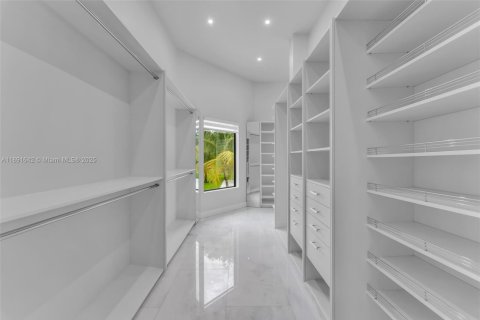 House in Miami, Florida 8 bedrooms, 619.19 sq.m. № 1944840 - photo 22