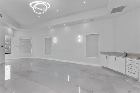 House in Miami, Florida 8 bedrooms, 619.19 sq.m. № 1944840 - photo 17