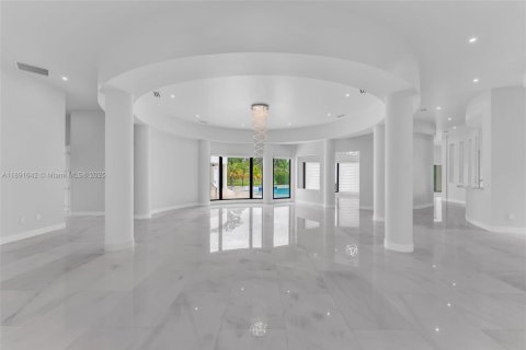 House in Miami, Florida 8 bedrooms, 619.19 sq.m. № 1944840 - photo 8