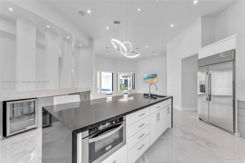 House in Miami, Florida 8 bedrooms, 619.19 sq.m. № 1944840 - photo 28