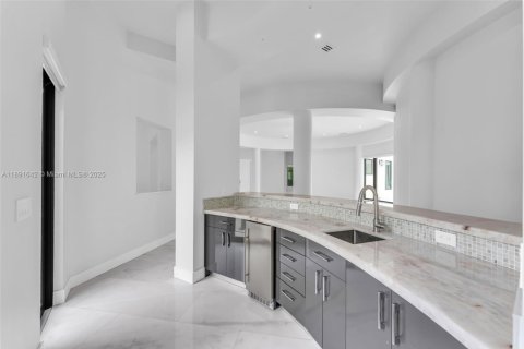 House in Miami, Florida 8 bedrooms, 619.19 sq.m. № 1944840 - photo 25