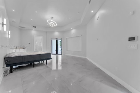 House in Miami, Florida 8 bedrooms, 619.19 sq.m. № 1944840 - photo 16