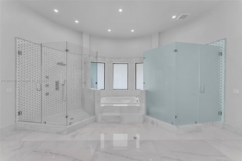 House in Miami, Florida 8 bedrooms, 619.19 sq.m. № 1944840 - photo 20