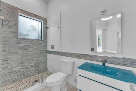 House in Miami, Florida 8 bedrooms, 619.19 sq.m. № 1944840 - photo 14