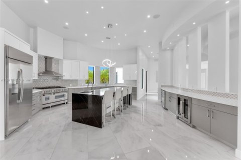 House in Miami, Florida 8 bedrooms, 619.19 sq.m. № 1944840 - photo 26