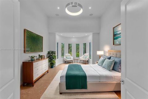 House in Miami, Florida 8 bedrooms, 619.19 sq.m. № 1944840 - photo 12