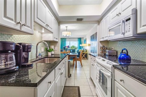Condo in Madeira Beach, Florida, 2 bedrooms  № 2373520 - photo 8