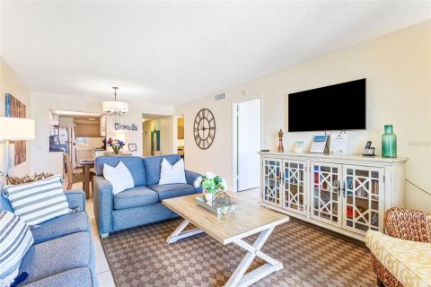 Condo in Madeira Beach, Florida, 2 bedrooms  № 2373520 - photo 3
