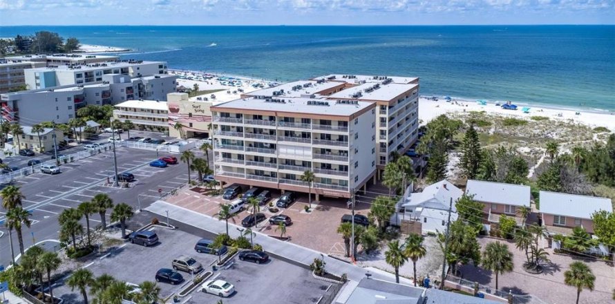 Condo in Madeira Beach, Florida, 2 bedrooms  № 2373520
