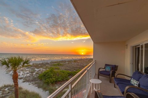 Condo in Madeira Beach, Florida, 2 bedrooms  № 2373520 - photo 22