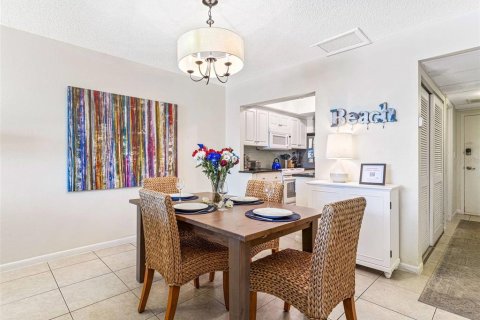 Condo in Madeira Beach, Florida, 2 bedrooms  № 2373520 - photo 6