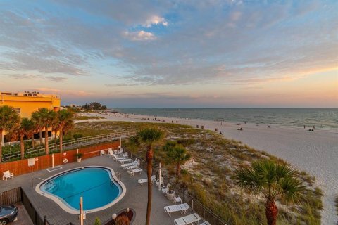 Condo in Madeira Beach, Florida, 2 bedrooms  № 2373520 - photo 21