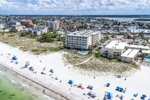 Condo in Madeira Beach, Florida, 2 bedrooms  № 2373520 - photo 25