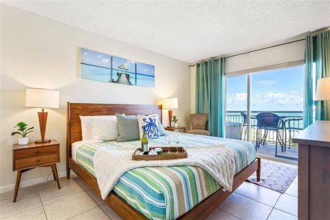 Condo in Madeira Beach, Florida, 2 bedrooms  № 2373520 - photo 12