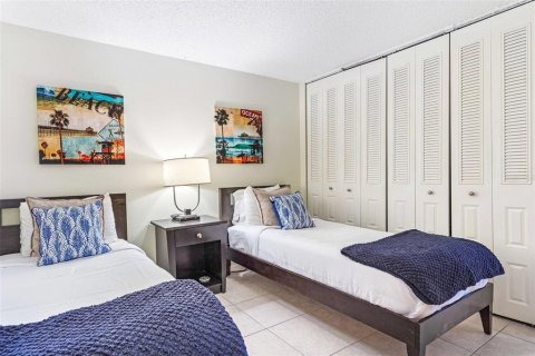 Condo in Madeira Beach, Florida, 2 bedrooms  № 2373520 - photo 18