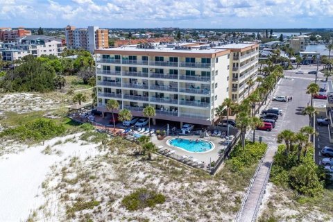 Condo in Madeira Beach, Florida, 2 bedrooms  № 2373520 - photo 26