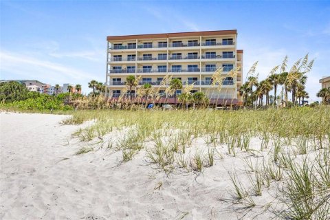 Condo in Madeira Beach, Florida, 2 bedrooms  № 2373520 - photo 2