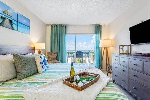 Condo in Madeira Beach, Florida, 2 bedrooms  № 2373520 - photo 13