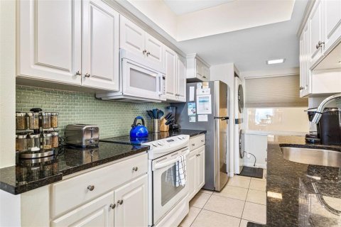 Condo in Madeira Beach, Florida, 2 bedrooms  № 2373520 - photo 9