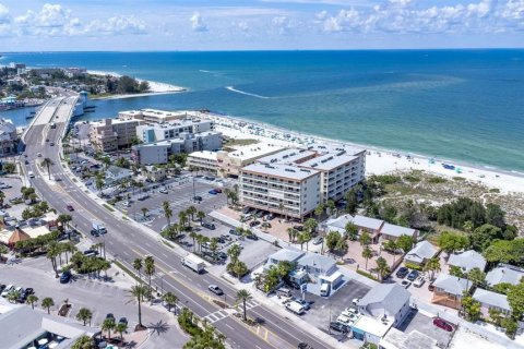 Condo in Madeira Beach, Florida, 2 bedrooms  № 2373520 - photo 24