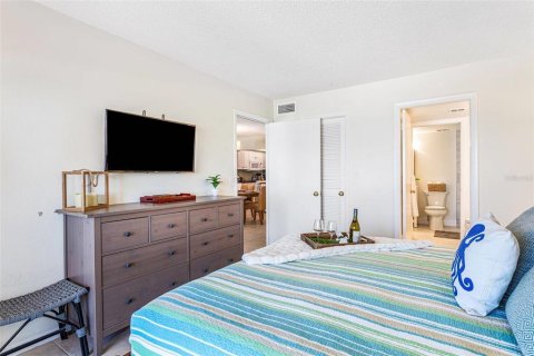 Condo in Madeira Beach, Florida, 2 bedrooms  № 2373520 - photo 14