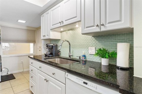 Condo in Madeira Beach, Florida, 2 bedrooms  № 2373520 - photo 11