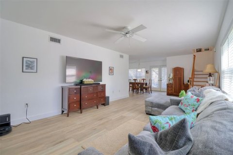 House in Palm Harbor, Florida 3 bedrooms, 170.94 sq.m. № 1804714 - photo 10