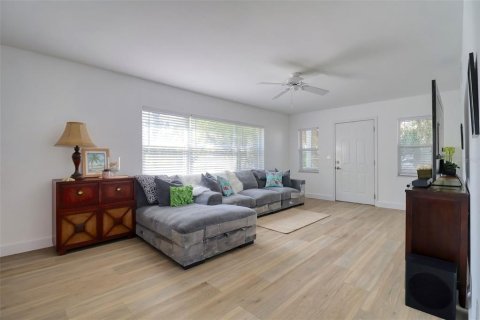 House in Palm Harbor, Florida 3 bedrooms, 170.94 sq.m. № 1804714 - photo 8