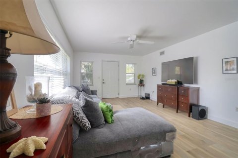 House in Palm Harbor, Florida 3 bedrooms, 170.94 sq.m. № 1804714 - photo 7