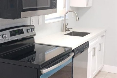 Condo in Miami, Florida, 2 bedrooms № 1995905 - photo 4