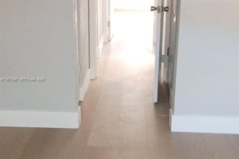 Condo in Miami, Florida, 2 bedrooms № 1995905 - photo 5