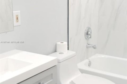 Condo in Miami, Florida, 2 bedrooms № 1995905 - photo 6