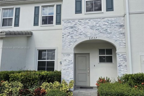Townhouse in Homestead, Florida 3 bedrooms, 137.77 sq.m. № 2060329 - photo 2