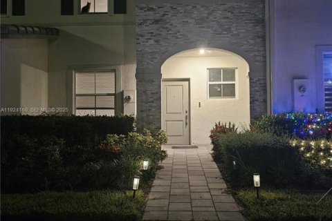 Townhouse in Homestead, Florida 3 bedrooms, 137.77 sq.m. № 2060329 - photo 4