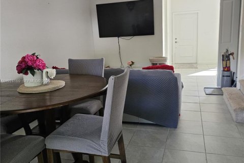 Townhouse in Homestead, Florida 3 bedrooms, 137.77 sq.m. № 2060329 - photo 7