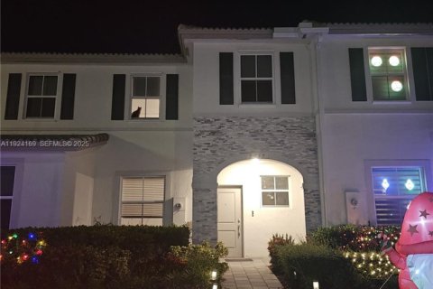 Townhouse in Homestead, Florida 3 bedrooms, 137.77 sq.m. № 2060329 - photo 3