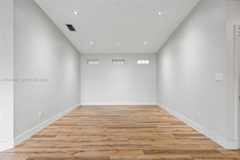 Villa ou maison à vendre à Miami, Floride: 3 chambres, 130.62 m2 № 2084300 - photo 10