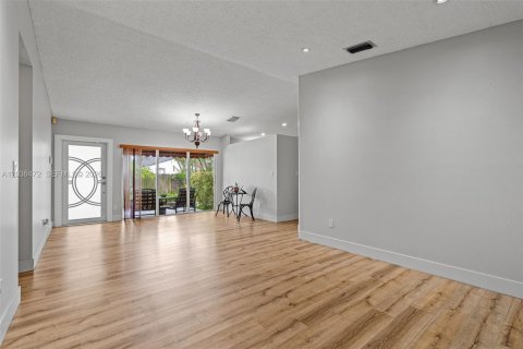 Villa ou maison à vendre à Miami, Floride: 3 chambres, 130.62 m2 № 2084300 - photo 11