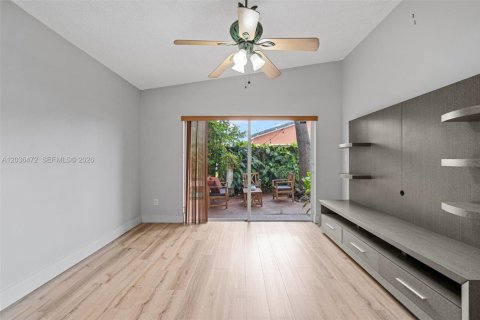 Villa ou maison à vendre à Miami, Floride: 3 chambres, 130.62 m2 № 2084300 - photo 21
