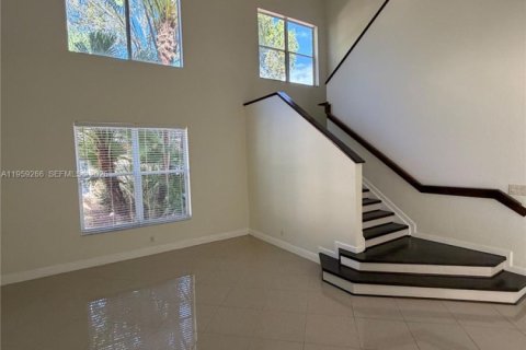 Снять в аренду виллу или дом в Уэстон, Флорида 6 спален, 307.32м2, № 2018107 - фото 8