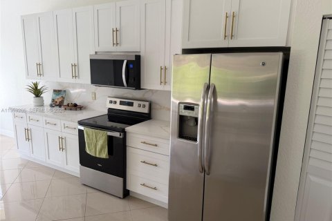 Снять в аренду виллу или дом в Уэстон, Флорида 6 спален, 307.32м2, № 2018107 - фото 14