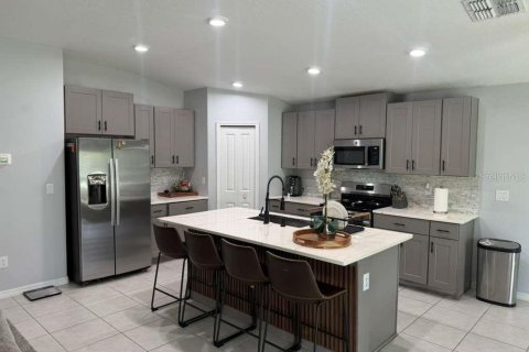 House in Lakeland, Florida 4 bedrooms, 178.19 sq.m. № 2232471 - photo 9