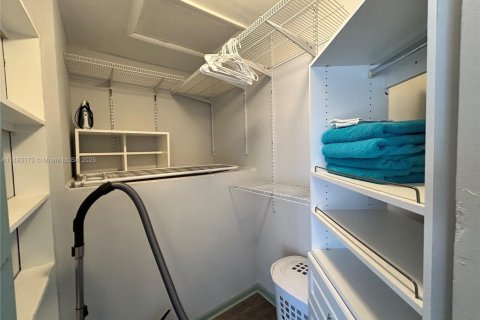 Снять в аренду таунхаус в Холливуд, Флорида 3 спальни, 168.62м2, № 2036976 - фото 28