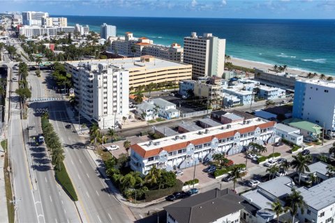 Townhouse in Hollywood, Florida 3 bedrooms, 168.62 sq.m. № 2036976