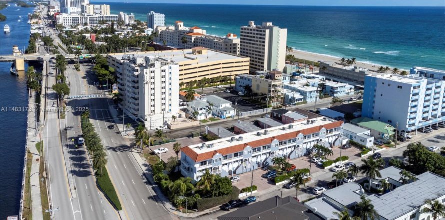 Таунхаус в Холливуд, Флорида 3 спальни, 168.62м2 № 2036976