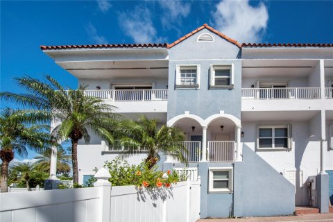 Снять в аренду таунхаус в Холливуд, Флорида 3 спальни, 168.62м2, № 2036976 - фото 3